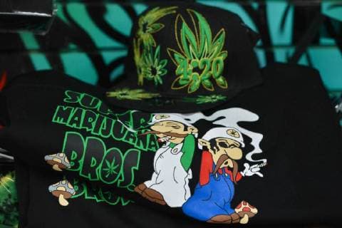 Kanada, am 17. Oktober beginnt der legale Verkauf von Cannabis August 29, 2018 - Edmonton, Alberta, Canada - Giftwares on display for sale seen in The Smoke Shop in Edmonton...Alberta is poised to see cannabis as a major industry †an opportunity for economic diversification..Less then 8 weeks remain untill the legalization of recreational marijuana use in Canada. .July 2018 was the initial legalisation date, however, provinces and territories, who are responsible for drafting their own rules regarding marijuana sales, have asked for an additional 8 to 12 weeks after the Senate approval to transition to the new framework. .In Alberta, private retailers will sell cannabis to those wanting to purchase in-person with online sales that are government-operated. .On Wednesday, August 29, 2018, in Edmonton, Alberta, Canada. Edmonton Canada - ZUMAn230 20180829_zaa_n230_515 Copyright: xArturxWidakx