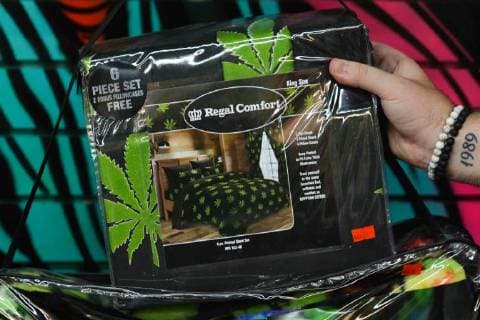 Kanada, am 17. Oktober beginnt der legale Verkauf von Cannabis August 29, 2018 - Edmonton, Alberta, Canada - Giftwares on display for sale seen in The Smoke Shop in Edmonton...Alberta is poised to see cannabis as a major industry †an opportunity for economic diversification..Less then 8 weeks remain untill the legalization of recreational marijuana use in Canada. .July 2018 was the initial legalisation date, however, provinces and territories, who are responsible for drafting their own rules regarding marijuana sales, have asked for an additional 8 to 12 weeks after the Senate approval to transition to the new framework. .In Alberta, private retailers will sell cannabis to those wanting to purchase in-person with online sales that are government-operated. .On Wednesday, August 29, 2018, in Edmonton, Alberta, Canada. Edmonton Canada - ZUMAn230 20180829_zaa_n230_517 Copyright: xArturxWidakx