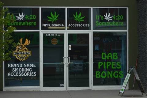 Kanada, am 17. Oktober beginnt der legale Verkauf von Cannabis August 29, 2018 - Edmonton, Alberta, Canada - Buzzzz Tech Tobacco Shop in Edmonton...Alberta is poised to see cannabis as a major industry †an opportunity for economic diversification..Less then 8 weeks remain untill the legalization of recreational marijuana use in Canada. .July 2018 was the initial legalisation date, however, provinces and territories, who are responsible for drafting their own rules regarding marijuana sales, have asked for an additional 8 to 12 weeks after the Senate approval to transition to the new framework. .In Alberta, private retailers will sell cannabis to those wanting to purchase in-person with online sales that are government-operated. .On Wednesday, August 29, 2018, in Edmonton, Alberta, Canada. Edmonton Canada - ZUMAn230 20180829_zaa_n230_518 Copyright: xArturxWidakx