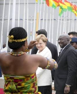 News Themen der Woche KW 35 News Bilder des Tages Bundeskanzlerin Angela Merkel, CDU,mit Tänzern bei der Begruessung am Flughafen in Accra, Ghana , 30.08.2018. Accra Ghana *** Chancellor Angela Merkel CDU with dancers greeting at the airport in Accra Ghana 30 08 2018 Accra Ghana Copyright: xUtexGrabowskyx xphotothek.netx