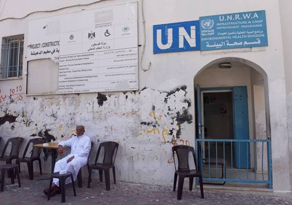 A Palestinian refugee sits outside an UNRWA office in the Deheishe refugee camp in Bethlehem, West Bank, August 30, 2018. U.S. President Donald Trump said he has directed the state department to cut over 20 million us dollars in aid to the Palestinians in Gaza and the West Bank. Trump said the funds will be directed to high priority projects elsewhere .  JER2018083099 DEBBIExHILL