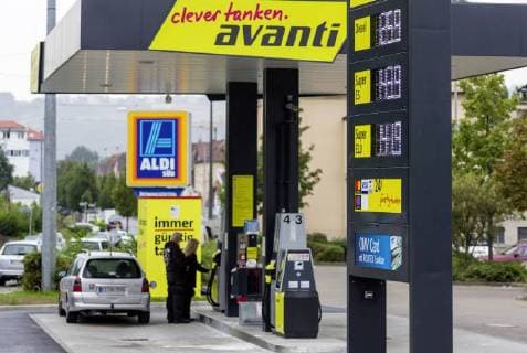 News Themen der Woche KW 35 News Bilder des Tages DEU; Deutschland, Stuttgart, 31.08.2018: Tanken bei Aldi: Der Discounter testet in Stuttgart-Obertürkheim eine Automaten-Tankstelle. Verläuft das Pilotprojekt erfolgreich, soll die Billig-Marke Avanti flächendecken an den Markt gehen. Das macht die etablierten Marken nervös. Das Pilotprojekt wurde Ende August 2019 in Zusammenarbeit mit einem Tochterunternehmen des österreichischen Mineralölkonzerns OMV gestartet. *** ENG Germany Stuttgart 31 08 2018 Refueling at Aldi The discounter is testing a vending machine in Stuttgart Obertürkheim Completion of the pilot project, the low-cost brand Avanti is expected to go to the market. This makes the established brands nervous The pilot project was completed at the end of August 2019 in cooperation with a subsidiary of the Austrian oil company OMV started