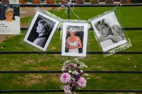Entertainment Bilder des Tages . 31 08 2018. London, United Kingdom. 21st Anniversary Of The Death Of Princess Diana. Flowers and tributes are left by well wishers at the gates to Kensington Palace to mark the 21st anniversary of the death of Diana, Princess of Wales, who tragically died in a car accident in Paris, France on 31st August 1997  xDinendraxHariax xi-Imagesx IIM-18412-0017