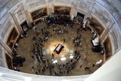 News Themen der Woche KW 35 News Bilder des Tages August 31, 2018 - Washington, District of Columbia, U.S. - 8 31 18- U.S. Capitol - Washington DC..Senator John McCain lies in state in The Rotunda of the U.S. Capitol as mourners stop by to show their respects..View of the top of the Rotunda... photos by: - ImageCatcher News Washington U.S. - ZUMAbw2_ 20180831_zaf_bw2_012 Copyright: xChristyxBowex