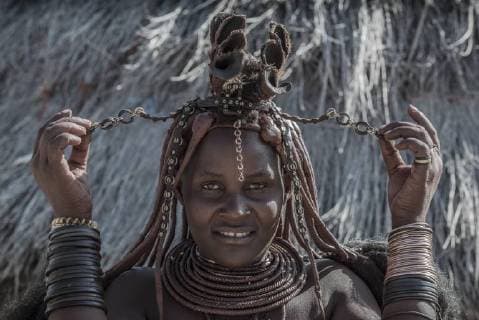 IMAGO Cultures of the world, Himba Volk in Namibia Ovahimba oder Himba, eine verheiratete Frau präsentiert ihren Kopfschmuck, Kunene-Distrikt, Namibia, Afrika *** Ovahimba or Himba a married woman presents her headdress Kunene district of Namibia Africa Copyright: imageBROKER/MatthiasxGraben ibldrn04736455.jpg