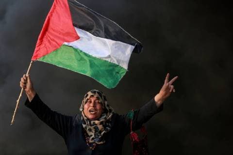 News Themen der Woche KW 35 News Bilder des Tages (180831) -- GAZA, Aug. 31, 2018 () -- A Palestinian woman holds a national flag as she takes part in clashes with Israeli troops on the Gaza-Israel border, east of Gaza City, on Aug. 31, 2018. Around 180 Palestinians were injured on Friday during clashes with Israeli soldiers on the borders between the eastern Gaza Strip and Israel, the Gaza health ministry said. () MIDEAST-GAZA-CLASHES Xinhua 