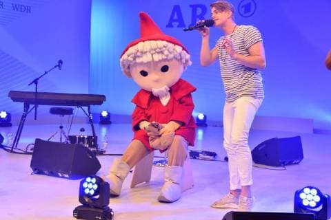 Entertainment Bilder des Tages Vincent Gross live bei der Schlagerwelt von MDR, Bayernplus und NDRplus bei der IFA 2018 auf der ARD-Bühne. Berlin, 01.09.2018 *** Vincent Gross live at the hit world of MDR Bayernplus and NDRplus at the IFA 2018 on the ARD Stage Berlin 01 09 2018 Foto:xN.xKubelkax xFuturexImage