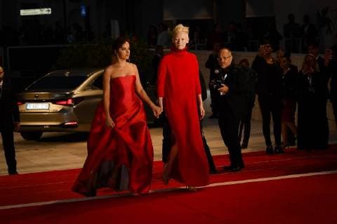 Entertainment Bilder des Tages Foto IPP Daniele Cifala 01 09 2018 75 th Mostra Internazionale d Arte Cinematografica Festival del Cinema di Venezia Suspiria Red Carpet Arrivals - 75th Venice Film Festival nella foto : Dakota Johnson and Tilda Swinton  0