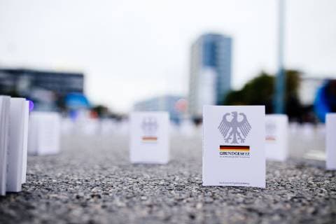 News Bilder des Tages 01.09.18 Schweigemarsch von AfD und PEGIDA - Vor Sitzblockade: Das Grundgesetz auf dem Boden der Aufmarschstrecke - Nach dem gewaltsamen Tod eines jungen Mannes in der Chemnitzer Innenstadt am 26. August 2018 gerät die sächsische Großstadt immer wieder in die Schlagzeilen. Rechte Gruppen und so genannte Bürgerbewegungen machen mobil. Es kommt zu Hetzjagden auf Migranten und schweren Ausschreitungen durch Hooligans. Copyright: xMichaelxTrammerx
