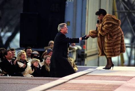 January 17, 1993 - Washington, District of Columbia, U.S. - United States President-elect Bill Clinton shakes hands with entertainer Aretha Franklin at the concert at the Lincoln Memorial that was part of the American Reunion celebration on the National Mall on January 17, 1993. Looking on and applauding at left are US Vice President-elect Al Gore and his wife, Tipper Washington U.S. - ZUMAs152 19930117_zaa_s152_001 Copyright: xHowardxL.xSachsx