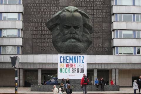 News Themen der Woche KW 35 News Bilder des Tages (180902) -- CHEMNITZ, Sept. 2, 2018 -- A banner placed by anti-far-right protesters is seen at the Karl Marx statue in Chemnitz, eastern Germany, on Sept. 1, 2018. Around 8,000 people took to the streets in German city Chemnitz on Saturday, including both supporters of the right-wing party the AfD and xenophobic initiatives, and people who protest against xenophobia, the German Press Agency (DPA) reported. ) (yy) GERMANY-CHEMNITZ-PROTESTS KevinxVoigt 