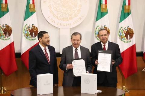 September 1, 2018 - EUM20180901NAC08.JPG .CIUDAD DE MEXICO, Delivery Entrega-Informe EPN.- Marti Batres, presidente del Senado y Porfirio Munoz Ledo, presidente de la Camara de Diputados, reciben de manos del secretario de Gobierno, Alfonso Navarrete Prida, el ultimo informe de labores del presidente Enrique Pena Nieto, este sabado 1 de septiembre de 2018. Foto: Agencia EL UNIVERSAL Berenice Fregoso MAR.  - ZUMAu78_ 20180901_zaf_u78_109 Copyright: xBerenicexFregosoxElxUniversalx