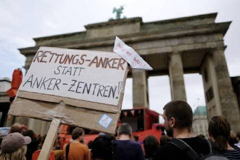 News Themen der Woche KW 35 News Bilder des Tages Unter dem Motto BUILD BRIDGES. NOT WALLS demontriert die Aktion Seebrücke in Berlin für die Seenotrettung Geflüchteter und sichere Häfen. snapshot-photography K.M.Krause