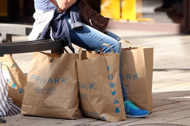 Frau mit Papiertüten der Billigmode Kette Primark in der Innenstadt Mannheim, Baden Württemberg, Deutschland