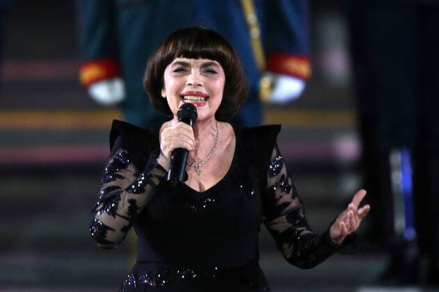 MOSCOW, RUSSIA - SEPTEMBER 2, 2018: French singer Mireille Mathieu performs at a ceremony to close the 2018 Spasskaya Tower International Military Music Festival in Moscow s Red Square. Marina Lystseva TASS  TS08EE3C