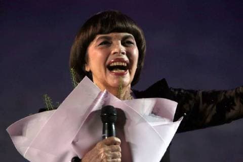 Entertainment Bilder des Tages MOSCOW, RUSSIA - SEPTEMBER 2, 2018: French singer Mireille Mathieu performs at a ceremony to close the 2018 Spasskaya Tower International Military Music Festival in Moscow s Red Square. Marina Lystseva TASS  TS08EE3E