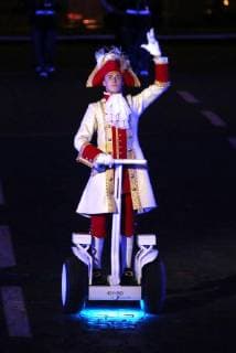 News Bilder des Tages MOSCOW, RUSSIA - SEPTEMBER 2, 2018: An artist performs at a ceremony to close the 2018 Spasskaya Tower International Military Music Festival in Moscow s Red Square. Marina Lystseva TASS  TS08EE4F