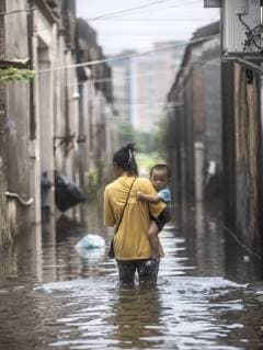 News Themen der Woche KW 36 News Bilder des Tages SHANTOU, CHINA - SEPTEMBER 02: A woman carrying a child walks in a flooded road at Chendian Town after a heavy rainstorm on September 2, 2018 in Shantou, Guangdong Province of China. Heavy rainstorm hit Shantou, causing direct economic losses worth 2.35 billion yuan (344 million dollars) until Sunday.  Copyright: xVCGx CFP111164767176