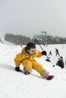 IMAGO Creative: Wintersport, Mode Little boy playing on ski slope  Copyright: JérômexGorin B21923313