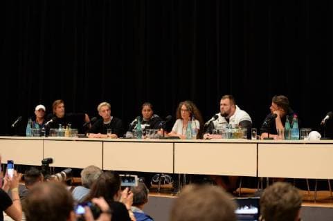 Chemnitz 03. September 2018, Bildinfo: v.li. Trettmann, Campino, Felix Brummer, Rola Seleh (Jugend ohne Grenzen), Moderatorin, Monchi, Materia auf dem Podium. Pressekonferenz zum Konzert wirsindmehr in Chemnitz. Mit den Toten Hosen, Feine Sahne Fischfilet, Trettmann, K.I.Z., Kraftclub, Nura Materia & Casper. Die Pressekonferenz fand in der Stadthalle Chemnitz statt. Als Reaktion auf die rassistischen Protest der vergangenen Tagen in Chemnitz. Mit dem klaren Statement Wir sind mehr . © IMAGO Andre Lenthe Pressekonferenz Wir sind mehr in Chemnitz