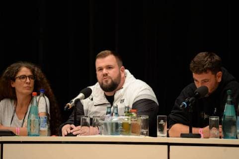 Chemnitz 03. September 2018, Bildinfo: Moderatorin, Monchi, Materia auf dem Podium. Pressekonferenz zum Konzert wirsindmehr in Chemnitz. Pressekonferenz zum Konzert wirsindmehr in Chemnitz. Mit den Toten Hosen, Feine Sahne Fischfilet, Trettmann, K.I.Z., Kraftclub, Nura Materia & Casper. Die Pressekonferenz fand in der Stadthalle Chemnitz statt. Als Reaktion auf die rassistischen Protest der vergangenen Tagen in Chemnitz. Mit dem klaren Statement Wir sind mehr . Â© IMAGO Andre Lenthe Pressekonferenz Wir sind mehr in Chemnitz