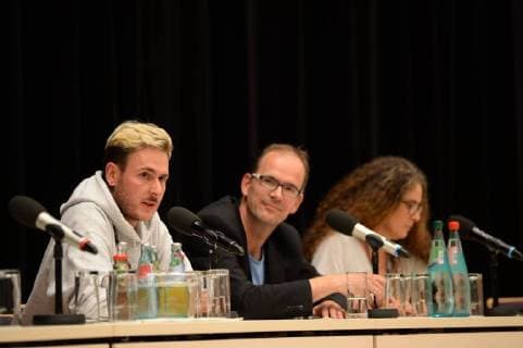 Chemnitz 03. September 2018, Bildinfo:Christopher Möller (GF Landstreicher Booking); Sören Uhle Mitte GF Chemnitzer Wirtschaftsföderung und Moderatorin von Chemnitz Nazifrei auf der Pressekonferenz zum Konzert wirsindmehr in Chemnitz. Mit den Toten Hosen, Feine Sahne Fischfilet, Trettmann, K.I.Z., Kraftclub, Nura Materia & Casper. Die Pressekonferenz fand in der Stadthalle Chemnitz statt. Als Reaktion auf die rassistischen Protest der vergangenen Tagen in Chemnitz. Mit dem klaren Statement Wir sind mehr . Â© IMAGO Andre Lenthe Pressekonferenz Wir sind mehr in Chemnitz