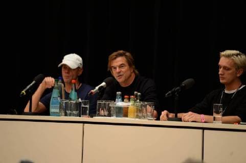 Chemnitz 03. September 2018, Bildinfo: v.li. Trettmann, Campino und Felix Brummer auf dem Podium. Pressekonferenz zum Konzert wirsindmehr in Chemnitz.Pressekonferenz zum Konzert wirsindmehr in Chemnitz. Mit den Toten Hosen, Feine Sahne Fischfilet, Trettmann, K.I.Z., Kraftclub, Nura Materia & Casper. Die Pressekonferenz fand in der Stadthalle Chemnitz statt. Als Reaktion auf die rassistischen Protest der vergangenen Tagen in Chemnitz. Mit dem klaren Statement Wir sind mehr . Â© IMAGO Andre Lenthe Pressekonferenz Wir sind mehr in Chemnitz