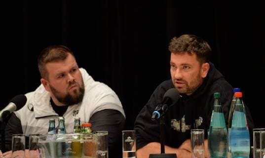 Chemnitz 03. September 2018, Bildinfo: Monchi und Materia auf dem Podium. Pressekonferenz zum Konzert wirsindmehr in Chemnitz. Pressekonferenz zum Konzert wirsindmehr in Chemnitz. Mit den Toten Hosen, Feine Sahne Fischfilet, Trettmann, K.I.Z., Kraftclub, Nura Materia & Casper. Die Pressekonferenz fand in der Stadthalle Chemnitz statt. Als Reaktion auf die rassistischen Protest der vergangenen Tagen in Chemnitz. Mit dem klaren Statement Wir sind mehr . Â© IMAGO Andre Lenthe Pressekonferenz Wir sind mehr in Chemnitz