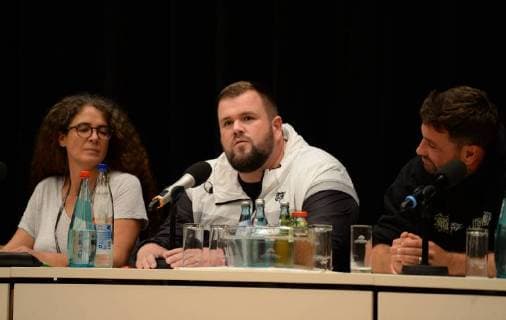 Chemnitz 03. September 2018, Bildinfo: Moderatorin, Monchi, Materia auf dem Podium. Pressekonferenz zum Konzert wirsindmehr in Chemnitz. Pressekonferenz zum Konzert wirsindmehr in Chemnitz. Mit den Toten Hosen, Feine Sahne Fischfilet, Trettmann, K.I.Z., Kraftclub, Nura Materia & Casper. Die Pressekonferenz fand in der Stadthalle Chemnitz statt. Als Reaktion auf die rassistischen Protest der vergangenen Tagen in Chemnitz. Mit dem klaren Statement Wir sind mehr . Â© IMAGO Andre Lenthe Pressekonferenz Wir sind mehr in Chemnitz