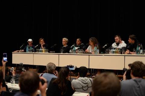 Chemnitz 03. September 2018, Bildinfo: v.li. Trettmann, Campino, Felix Brummer, Rola Seleh (Jugend ohne Grenzen), Moderatorin, Monchi, Materia auf dem Podium. Pressekonferenz zum Konzert wirsindmehr in Chemnitz. Mit den Toten Hosen, Feine Sahne Fischfilet, Trettmann, K.I.Z., Kraftclub, Nura Materia & Casper. Die Pressekonferenz fand in der Stadthalle Chemnitz statt. Als Reaktion auf die rassistischen Protest der vergangenen Tagen in Chemnitz. Mit dem klaren Statement Wir sind mehr . © IMAGO Andre Lenthe Pressekonferenz Wir sind mehr in Chemnitz