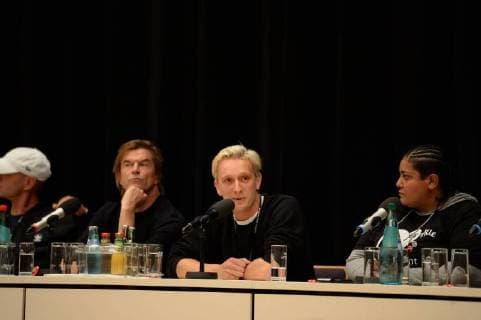 Chemnitz 03. September 2018, Bildinfo: v.li. Trettmann, Campino, Felix Brummer und Rola Seleh (Jugend ohne Grenzen) auf dem Podium. Pressekonferenz zum Konzert wirsindmehr in Chemnitz.Pressekonferenz zum Konzert wirsindmehr in Chemnitz. Mit den Toten Hosen, Feine Sahne Fischfilet, Trettmann, K.I.Z., Kraftclub, Nura Materia & Casper. Die Pressekonferenz fand in der Stadthalle Chemnitz statt. Als Reaktion auf die rassistischen Protest der vergangenen Tagen in Chemnitz. Mit dem klaren Statement Wir sind mehr . Â© IMAGO Andre Lenthe Pressekonferenz Wir sind mehr in Chemnitz