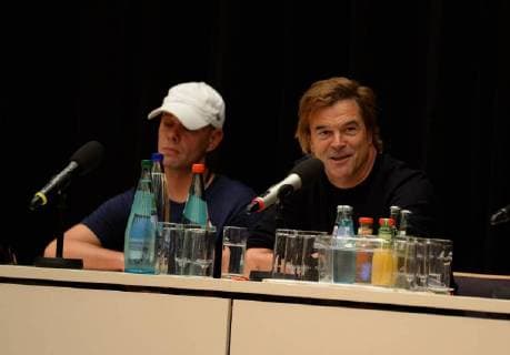 Chemnitz 03. September 2018, Bildinfo: v.li. Trettmann und Campino auf dem Podium. Pressekonferenz zum Konzert wirsindmehr in Chemnitz.Pressekonferenz zum Konzert wirsindmehr in Chemnitz. Mit den Toten Hosen, Feine Sahne Fischfilet, Trettmann, K.I.Z., Kraftclub, Nura Materia & Casper. Die Pressekonferenz fand in der Stadthalle Chemnitz statt. Als Reaktion auf die rassistischen Protest der vergangenen Tagen in Chemnitz. Mit dem klaren Statement Wir sind mehr . Â© IMAGO Andre Lenthe Pressekonferenz Wir sind mehr in Chemnitz