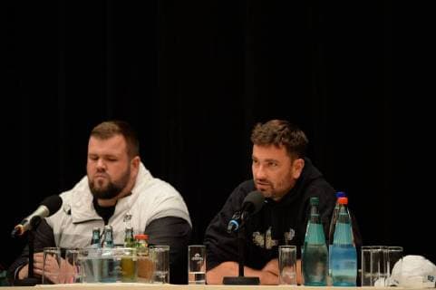 Chemnitz 03. September 2018, Bildinfo: Monchi und Materia auf dem Podium. Pressekonferenz zum Konzert wirsindmehr in Chemnitz. Pressekonferenz zum Konzert wirsindmehr in Chemnitz. Mit den Toten Hosen, Feine Sahne Fischfilet, Trettmann, K.I.Z., Kraftclub, Nura Materia & Casper. Die Pressekonferenz fand in der Stadthalle Chemnitz statt. Als Reaktion auf die rassistischen Protest der vergangenen Tagen in Chemnitz. Mit dem klaren Statement Wir sind mehr . Â© IMAGO Andre Lenthe Pressekonferenz Wir sind mehr in Chemnitz