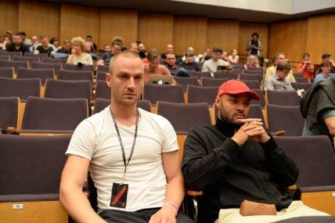 Chemnitz 03. September 2018, Bildinfo: KIZ-Sänger nahmen an der Pressekonferenz teil (links)Maxim Drüner und Tarek Ebene von K.I.Z. Pressekonferenz zum Konzert wirsindmehr in Chemnitz. Mit den Toten Hosen, Feine Sahne Fischfilet, Trettmann, K.I.Z., Kraftclub, Nura Materia & Casper. Die Pressekonferenz fand in der Stadthalle Chemnitz statt. Als Reaktion auf die rassistischen Protest der vergangenen Tagen in Chemnitz. Mit dem klaren Statement Wir sind mehr . Â© IMAGO Andre Lenthe Pressekonferenz Wir sind mehr in Chemnitz