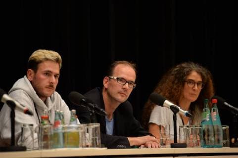 Chemnitz 03. September 2018, Bildinfo:Christopher Möller (GF Landstreicher Booking); Sören Uhle Mitte GF Chemnitzer Wirtschaftsföderung und Moderatorin von Chemnitz Nazifrei auf der Pressekonferenz zum Konzert wirsindmehr in Chemnitz. Mit den Toten Hosen, Feine Sahne Fischfilet, Trettmann, K.I.Z., Kraftclub, Nura Materia & Casper. Die Pressekonferenz fand in der Stadthalle Chemnitz statt. Als Reaktion auf die rassistischen Protest der vergangenen Tagen in Chemnitz. Mit dem klaren Statement Wir sind mehr . Â© IMAGO Andre Lenthe Pressekonferenz Wir sind mehr in Chemnitz