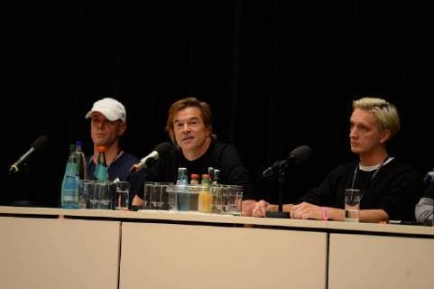 Chemnitz 03. September 2018, Bildinfo: v.li. Trettmann, Campino und Felix Brummer auf dem Podium. Pressekonferenz zum Konzert wirsindmehr in Chemnitz.Pressekonferenz zum Konzert wirsindmehr in Chemnitz. Mit den Toten Hosen, Feine Sahne Fischfilet, Trettmann, K.I.Z., Kraftclub, Nura Materia & Casper. Die Pressekonferenz fand in der Stadthalle Chemnitz statt. Als Reaktion auf die rassistischen Protest der vergangenen Tagen in Chemnitz. Mit dem klaren Statement Wir sind mehr . Â© IMAGO Andre Lenthe Pressekonferenz Wir sind mehr in Chemnitz