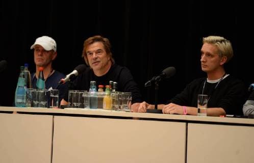 News Bilder des Tages Chemnitz 03. September 2018, Bildinfo: v.li. Trettmann, Campino und Felix Brummer auf dem Podium. Pressekonferenz zum Konzert wirsindmehr in Chemnitz.Pressekonferenz zum Konzert wirsindmehr in Chemnitz. Mit den Toten Hosen, Feine Sahne Fischfilet, Trettmann, K.I.Z., Kraftclub, Nura Materia & Casper. Die Pressekonferenz fand in der Stadthalle Chemnitz statt. Als Reaktion auf die rassistischen Protest der vergangenen Tagen in Chemnitz. Mit dem klaren Statement Wir sind mehr . Â© IMAGO Andre Lenthe Pressekonferenz Wir sind mehr in Chemnitz