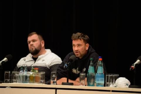 Chemnitz 03. September 2018, Bildinfo: Monchi und Materia auf dem Podium. Pressekonferenz zum Konzert wirsindmehr in Chemnitz. Pressekonferenz zum Konzert wirsindmehr in Chemnitz. Mit den Toten Hosen, Feine Sahne Fischfilet, Trettmann, K.I.Z., Kraftclub, Nura Materia & Casper. Die Pressekonferenz fand in der Stadthalle Chemnitz statt. Als Reaktion auf die rassistischen Protest der vergangenen Tagen in Chemnitz. Mit dem klaren Statement Wir sind mehr . Â© IMAGO Andre Lenthe Pressekonferenz Wir sind mehr in Chemnitz