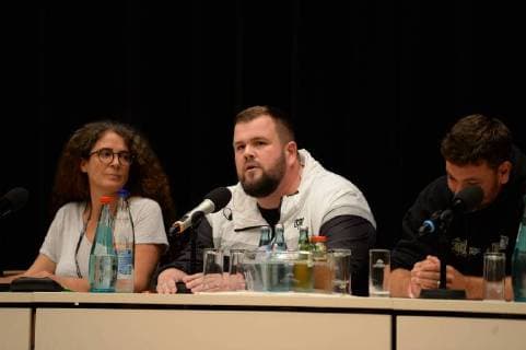 Chemnitz 03. September 2018, Bildinfo: Moderatorin, Monchi, Materia auf dem Podium. Pressekonferenz zum Konzert wirsindmehr in Chemnitz. Pressekonferenz zum Konzert wirsindmehr in Chemnitz. Mit den Toten Hosen, Feine Sahne Fischfilet, Trettmann, K.I.Z., Kraftclub, Nura Materia & Casper. Die Pressekonferenz fand in der Stadthalle Chemnitz statt. Als Reaktion auf die rassistischen Protest der vergangenen Tagen in Chemnitz. Mit dem klaren Statement Wir sind mehr . Â© IMAGO Andre Lenthe Pressekonferenz Wir sind mehr in Chemnitz