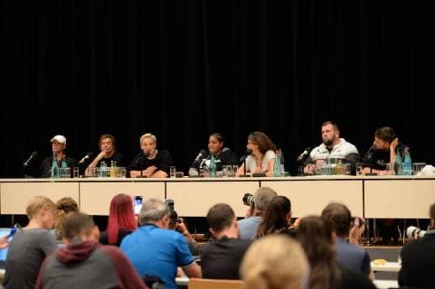 Chemnitz 03. September 2018, Bildinfo: v.li. Trettmann, Campino, Felix Brummer, Rola Seleh (Jugend ohne Grenzen), Moderatorin, Monchi, Materia auf dem Podium. Pressekonferenz zum Konzert wirsindmehr in Chemnitz. Mit den Toten Hosen, Feine Sahne Fischfilet, Trettmann, K.I.Z., Kraftclub, Nura Materia & Casper. Die Pressekonferenz fand in der Stadthalle Chemnitz statt. Als Reaktion auf die rassistischen Protest der vergangenen Tagen in Chemnitz. Mit dem klaren Statement Wir sind mehr . © IMAGO Andre Lenthe Pressekonferenz Wir sind mehr in Chemnitz