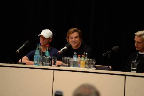 Chemnitz 03. September 2018, Bildinfo: v.li. Trettmann, Campino und Felix Brummer auf dem Podium. Pressekonferenz zum Konzert wirsindmehr in Chemnitz.Pressekonferenz zum Konzert wirsindmehr in Chemnitz. Mit den Toten Hosen, Feine Sahne Fischfilet, Trettmann, K.I.Z., Kraftclub, Nura Materia & Casper. Die Pressekonferenz fand in der Stadthalle Chemnitz statt. Als Reaktion auf die rassistischen Protest der vergangenen Tagen in Chemnitz. Mit dem klaren Statement Wir sind mehr . Â© IMAGO Andre Lenthe Pressekonferenz Wir sind mehr in Chemnitz