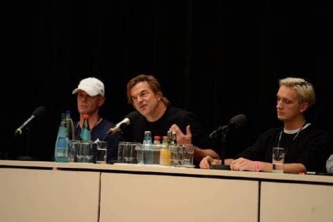 Chemnitz 03. September 2018, Bildinfo: v.li. Trettmann, Campino und Felix Brummer auf dem Podium. Pressekonferenz zum Konzert wirsindmehr in Chemnitz.Pressekonferenz zum Konzert wirsindmehr in Chemnitz. Mit den Toten Hosen, Feine Sahne Fischfilet, Trettmann, K.I.Z., Kraftclub, Nura Materia & Casper. Die Pressekonferenz fand in der Stadthalle Chemnitz statt. Als Reaktion auf die rassistischen Protest der vergangenen Tagen in Chemnitz. Mit dem klaren Statement Wir sind mehr . Â© IMAGO Andre Lenthe Pressekonferenz Wir sind mehr in Chemnitz