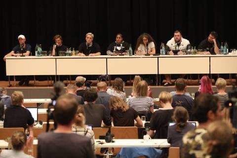 Trettmann, Campino, Felix Brummer, Nura, Moderatorin, Monchi und Marteria bei der Pressekonferenz zum wirsindmehr-Konzert gegen Rechts in der Stadthalle. Chemnitz, 03.09.2018