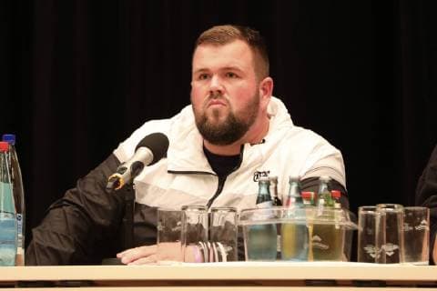 Jan Monchi Gorkow von Feine Sahne Fischfilet bei der Pressekonferenz zum wirsindmehr-Konzert gegen Rechts in der Stadthalle. Chemnitz, 03.09.2018
