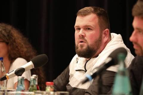 Jan Monchi Gorkow von Feine Sahne Fischfilet bei der Pressekonferenz zum wirsindmehr-Konzert gegen Rechts in der Stadthalle. Chemnitz, 03.09.2018