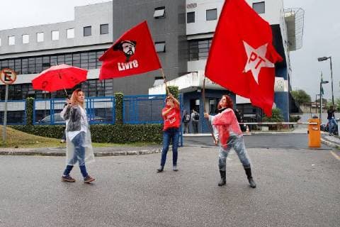 Several people wave flags of the Workers Party (PT) in front of the Superintendence of the Federal Police where former Brazilian President Lula da Silva is imprisoned, in Curitiba, Brazil, 03 September 2018. Former Minister Fernando Haddad visits former Brazilian President Lula da Silva in prison !ACHTUNG: NUR REDAKTIONELLE NUTZUNG!  Copyright: xHEDESONxALVESx BRA08 20180903-636715969183898659