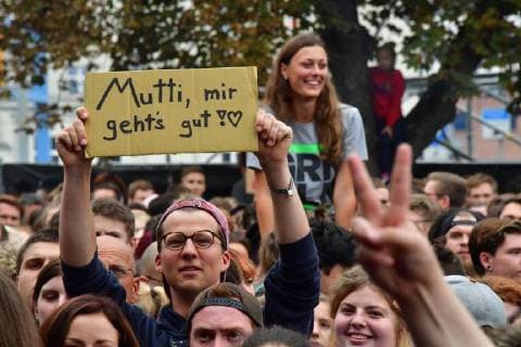 Zu dem Konzert gegen Fremdenfeindlichkeit und Rassismus in Chemnitz sind nach Angaben der Stadtverwaltung am fruehen Montagabend (03.09.18) rund 50.000 Menschen gekommen. Zu der Gratisveranstaltung unter dem Motto Wir sind mehr in der Innenstadt hatten mehrere Bands eingeladen, darunter Die Toten Hosen , Feine Sahne Fischfilet , die Chemnitzer Band Kraftklub , der Rapper Marteria und die Hip-Hop-Band K.I.Z. Das Konzert auf dem Johannisplatz startete am spaeten Nachmittag mit einer Schweigeminute. (Siehe epd-Meldung vom 03.09.18) 50.000 Menschen bei Chemnitzer Konzert gegen Fremdenfeindlichkeit