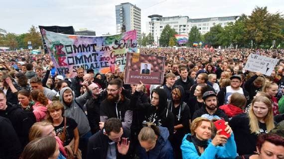 News Bilder des Tages Zu dem Konzert gegen Fremdenfeindlichkeit und Rassismus in Chemnitz sind nach Angaben der Stadtverwaltung am fruehen Montagabend (03.09.18) rund 50.000 Menschen gekommen. Zu der Gratisveranstaltung unter dem Motto Wir sind mehr in der Innenstadt hatten mehrere Bands eingeladen, darunter Die Toten Hosen , Feine Sahne Fischfilet , die Chemnitzer Band Kraftklub , der Rapper Marteria und die Hip-Hop-Band K.I.Z. Das Konzert auf dem Johannisplatz startete am spaeten Nachmittag mit einer Schweigeminute. (Siehe epd-Meldung vom 03.09.18) 50.000 Menschen bei Chemnitzer Konzert gegen Fremdenfeindlichkeit