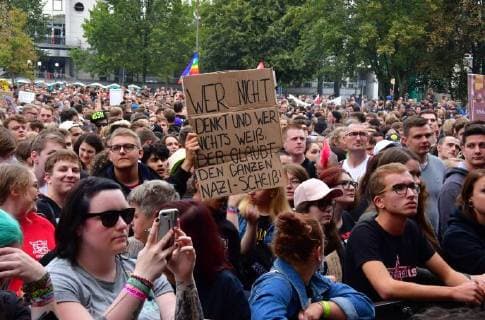 Zu dem Konzert gegen Fremdenfeindlichkeit und Rassismus in Chemnitz sind nach Angaben der Stadtverwaltung am fruehen Montagabend (03.09.18) rund 50.000 Menschen gekommen. Zu der Gratisveranstaltung unter dem Motto Wir sind mehr in der Innenstadt hatten mehrere Bands eingeladen, darunter Die Toten Hosen , Feine Sahne Fischfilet , die Chemnitzer Band Kraftklub , der Rapper Marteria und die Hip-Hop-Band K.I.Z. Das Konzert auf dem Johannisplatz startete am spaeten Nachmittag mit einer Schweigeminute. (Siehe epd-Meldung vom 03.09.18) 50.000 Menschen bei Chemnitzer Konzert gegen Fremdenfeindlichkeit