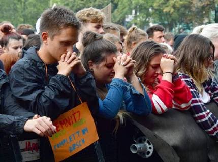 Zu dem Konzert gegen Fremdenfeindlichkeit und Rassismus in Chemnitz sind nach Angaben der Stadtverwaltung am fruehen Montagabend (03.09.18) rund 50.000 Menschen gekommen. Zu der Gratisveranstaltung unter dem Motto Wir sind mehr in der Innenstadt hatten mehrere Bands eingeladen, darunter Die Toten Hosen , Feine Sahne Fischfilet , die Chemnitzer Band Kraftklub , der Rapper Marteria und die Hip-Hop-Band K.I.Z. Das Konzert auf dem Johannisplatz startete am spaeten Nachmittag mit einer Schweigeminute. (Siehe epd-Meldung vom 03.09.18) 50.000 Menschen bei Chemnitzer Konzert gegen Fremdenfeindlichkeit